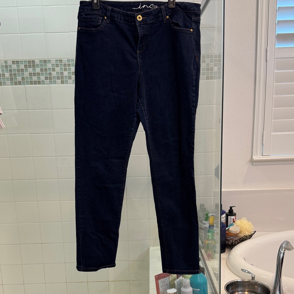 INC International Concepts Dark Blue Skinny leg / curved fit jeans